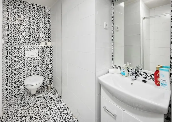 Modern In Authentic Area Daire