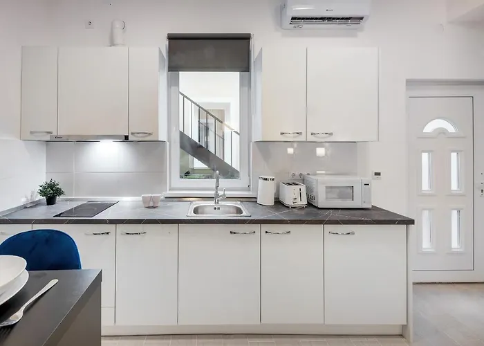 Modern In Authentic Area Daire