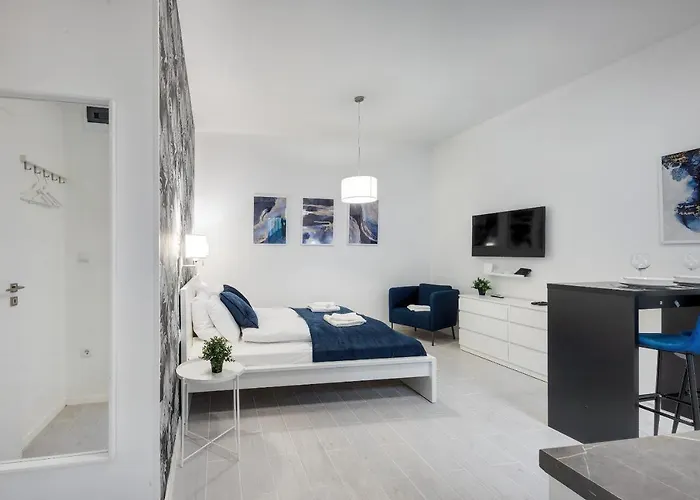 Modern In Authentic Area Apartament *